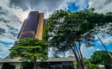 Juros médios cobrados pelos bancos chegam a 43,7% ao ano em fevereiro