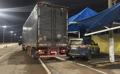 PF vai investigar motorista que jogou caminhão contra posto da PRF