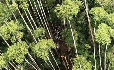 Vítimas de queda de helicóptero são retiradas de local do acidente