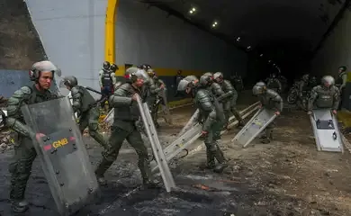 Sobe para 11 o número de civis mortos em protestos na Venezuela contra Maduro