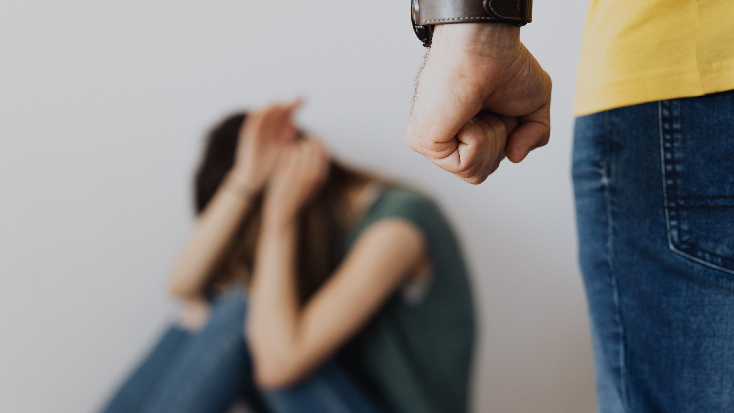 9 a cada 10 agressões a mulheres tiveram testemunhas, aponta estudo