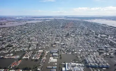 Lula se compromete a garantir moradia para quem perdeu casa no RS