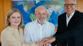 Lula empossa Gleisi e Padilha nesta segunda-feira