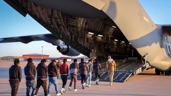 Primeiro voo de deportados da gestão Trump pousa em Manaus após ‘falha’
