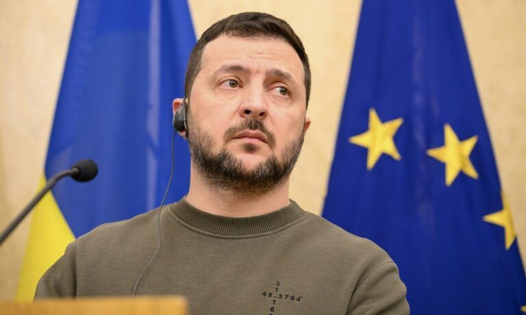 Guerra na Ucrânia completa 2 anos e Zelensky promete vitória contra a Rússia