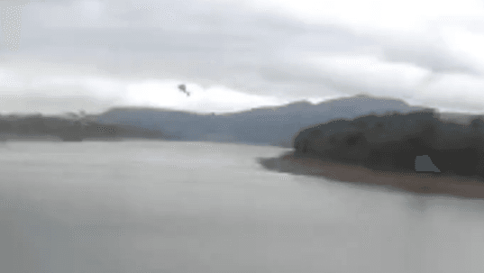 Helicóptero com quatro pessoas cai em lago em Capitólio, no interior de MG; assista