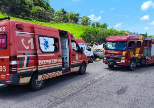 Bombeiros alagoanos resgatam motorista preso às ferragens em acidente na divisa com Pernambuco