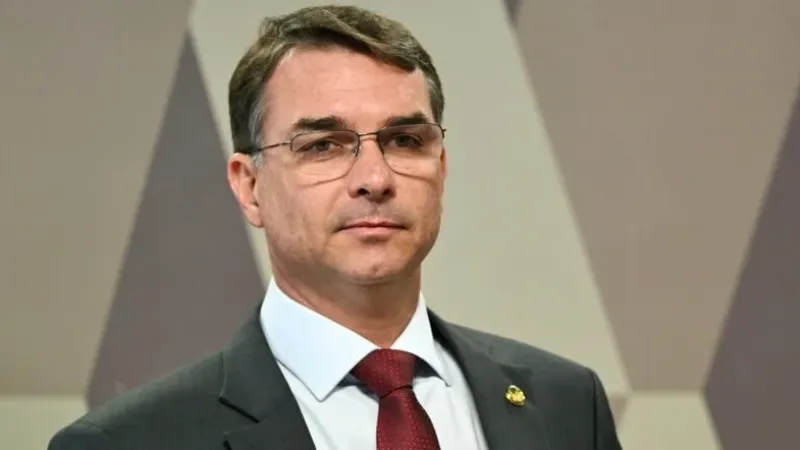 Flávio Bolsonaro quer acionar TSE após desfile em homenagem a Lula