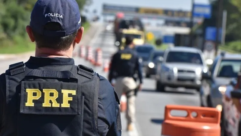 PRF apreende 26 fuzis durante abordagem a caminhão no Paraná
