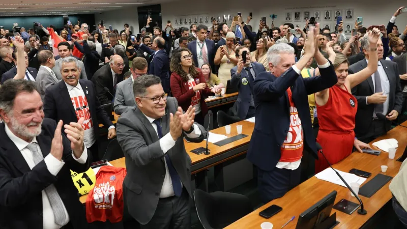 Comissão aprova relatório de PEC que acaba com escala 6X1