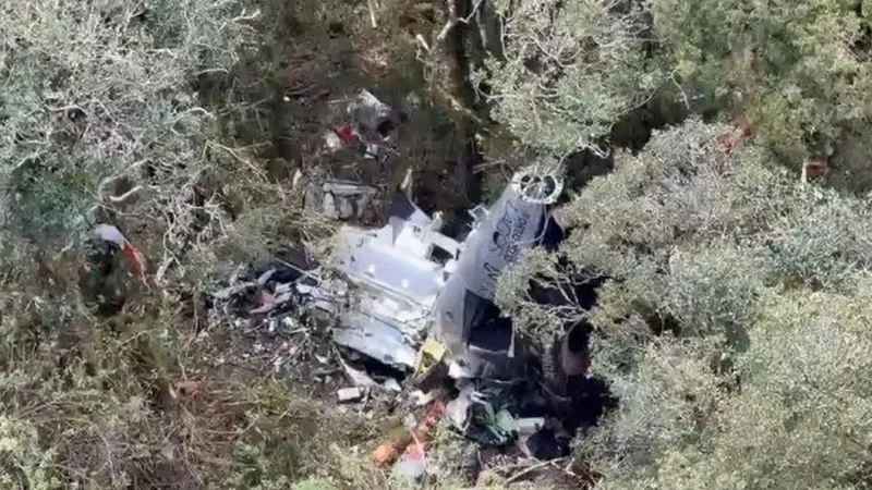Bombeiros encontram helicóptero com corpo do cantor Rick