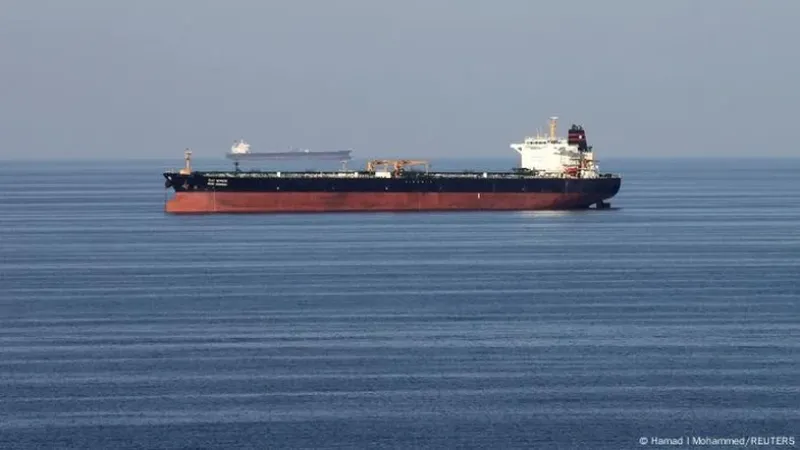 Irã diz que ‘nenhum litro de petróleo’ sairá pelo Estreito de Ormuz