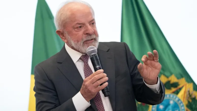 Aos 90 anos do salário mínimo, Lula diz que valor é “muito baixo”