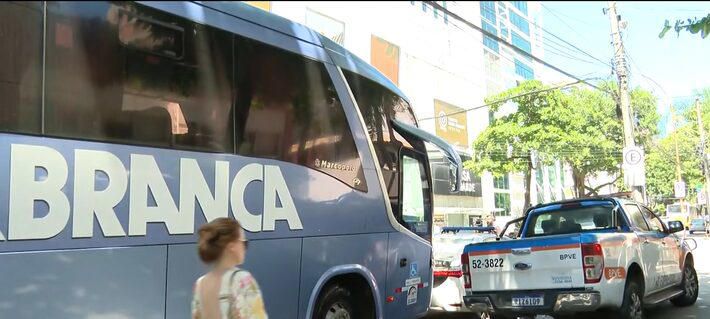 Ônibus que levava turistas é assaltado no meio do trânsito no Rio; ladrões atiram e fazem arrastão