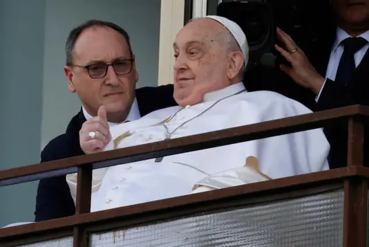 Médicos cogitaram suspender tratamento e deixar papa Francisco morrer