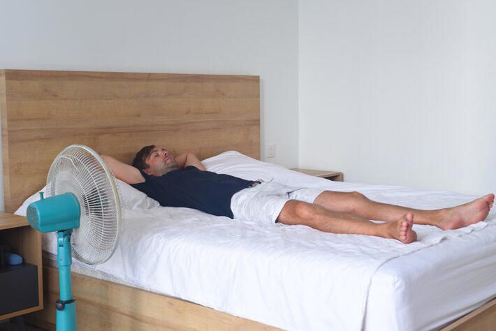 Dormir com ventilador ligado pode causar ou agravar doenças, diz especialista; veja como se proteger