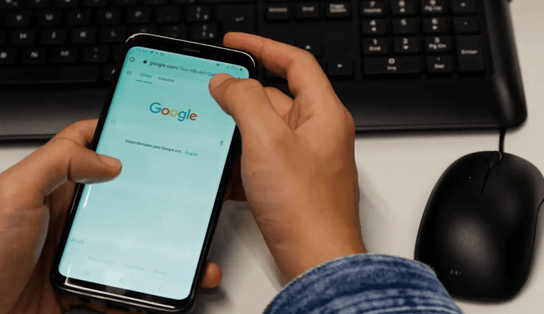 Proibição do celular na escola é para melhorar a aprendizagem, diz MEC