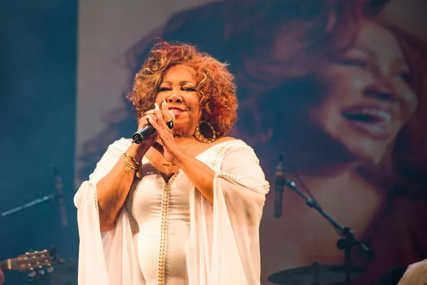 Alcione fala sobre saúde, planos de aposentadoria e enaltece o samba