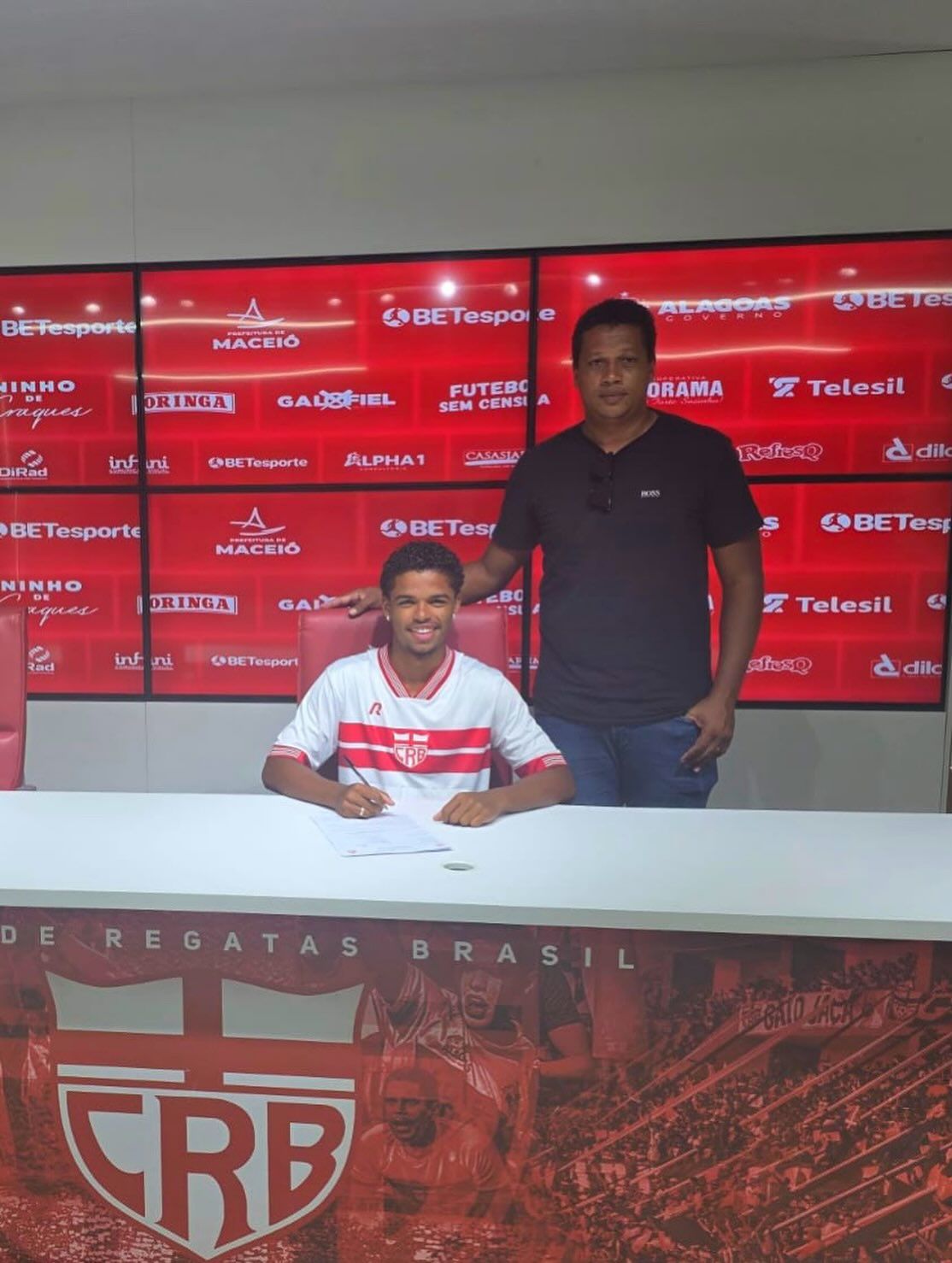 Destaque na base do CRB, volante Ávila assina contrato profissional com o clube