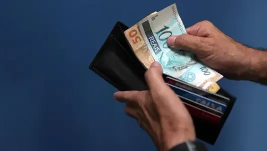 Mais de 57 milhões de brasileiros estão endividados e nem sabem, diz pesquisa da Serasa