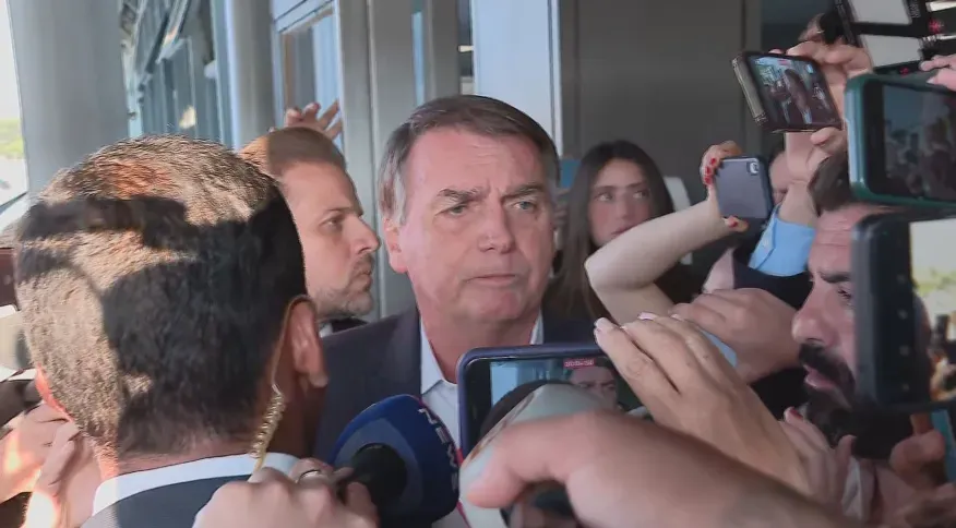 Bolsonaro sobre Cid: “Peço a Deus que ele não tenha errado e que cada um siga sua vida”