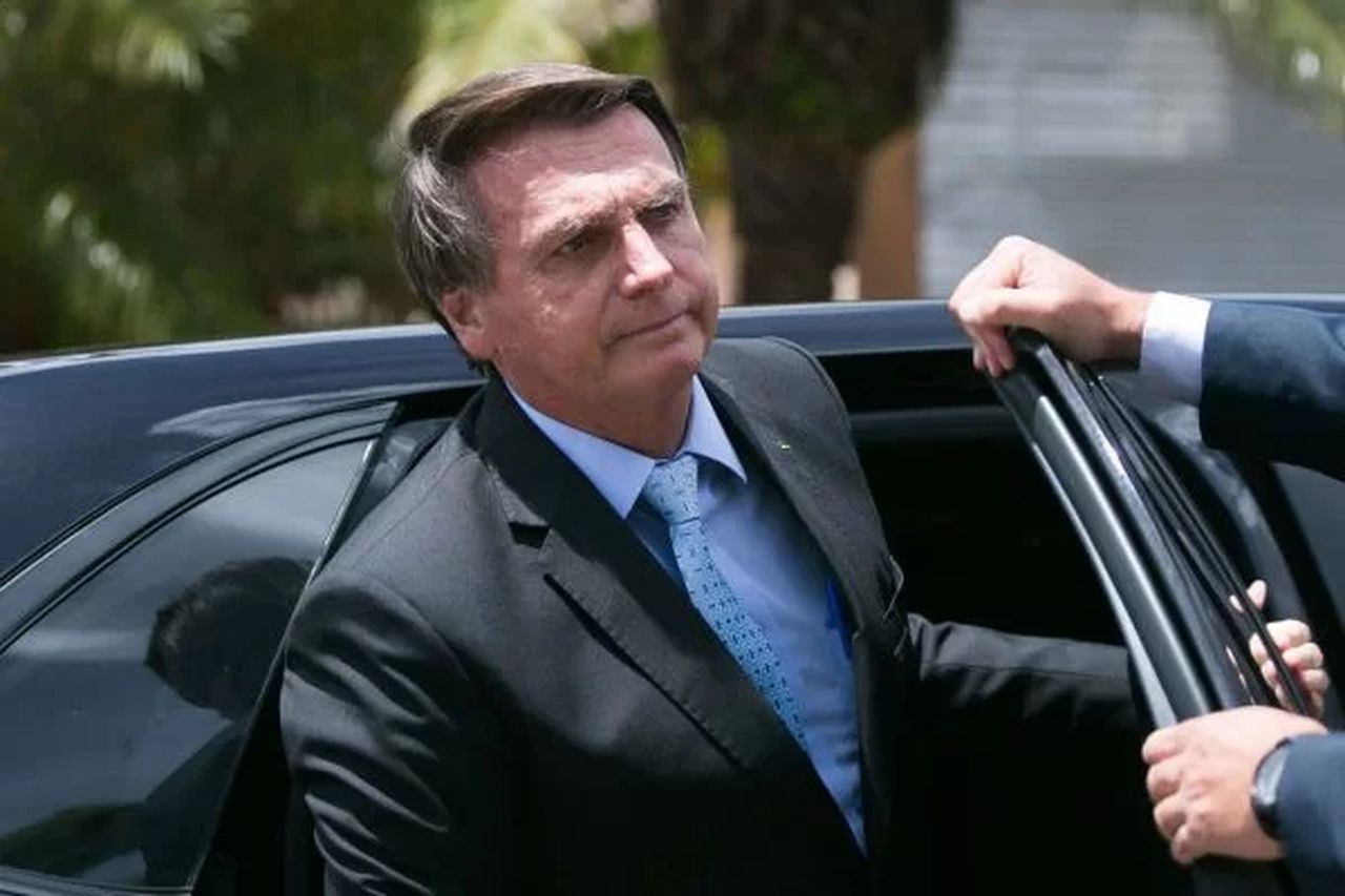 Bolsonaro volta a despachar do Planalto após 20 dias de reclusão