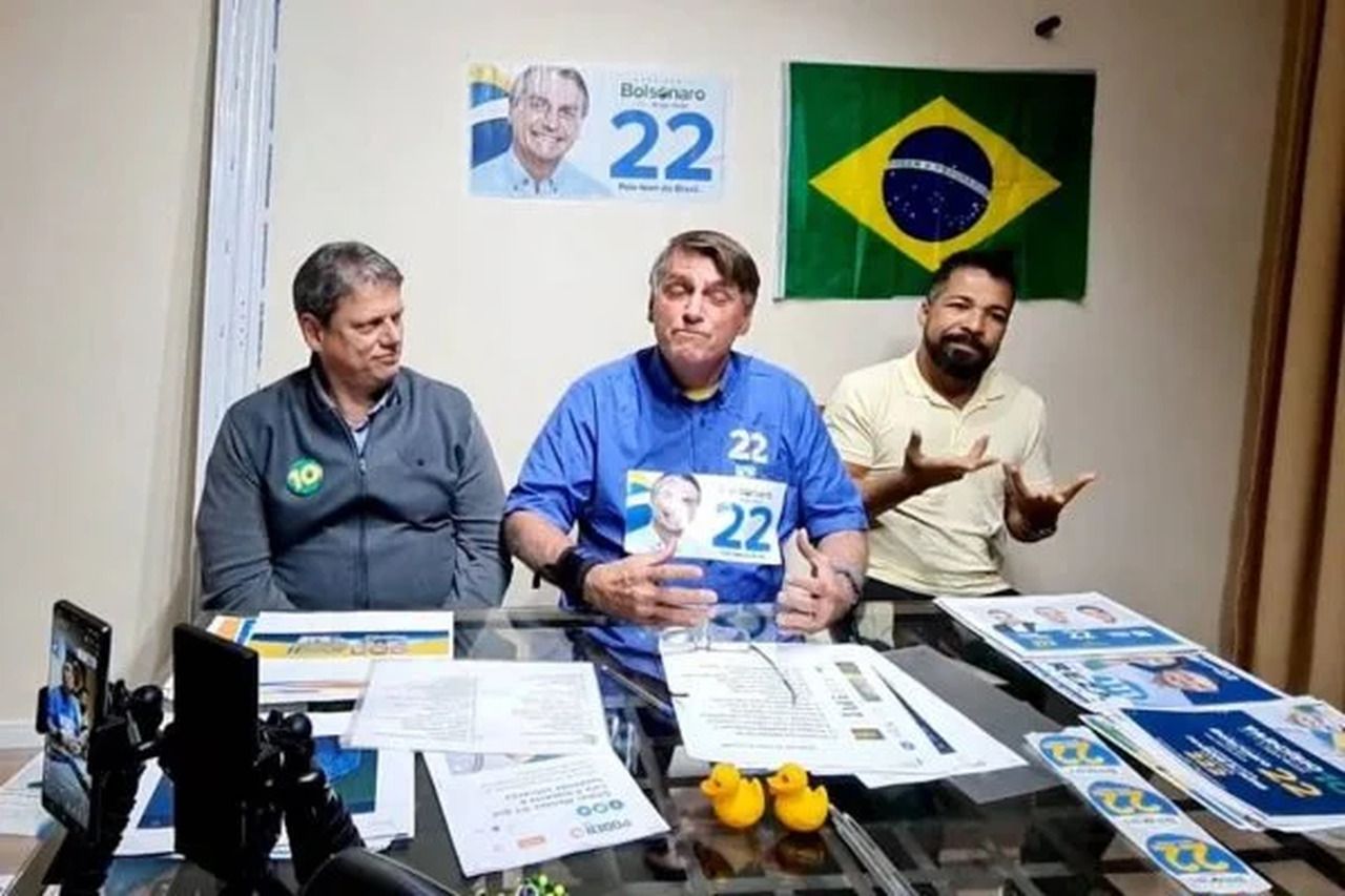 Bolsonaro se diz “constrangido” por não poder fazer lives no Alvorada