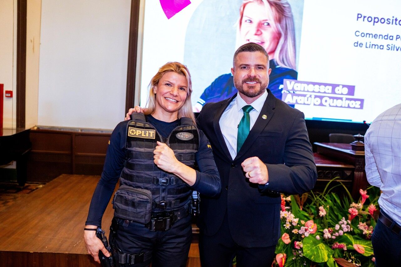 Thiago Prado entrega Comenda à policial Vanessa Araújo em homenagem ao Mês da Mulher