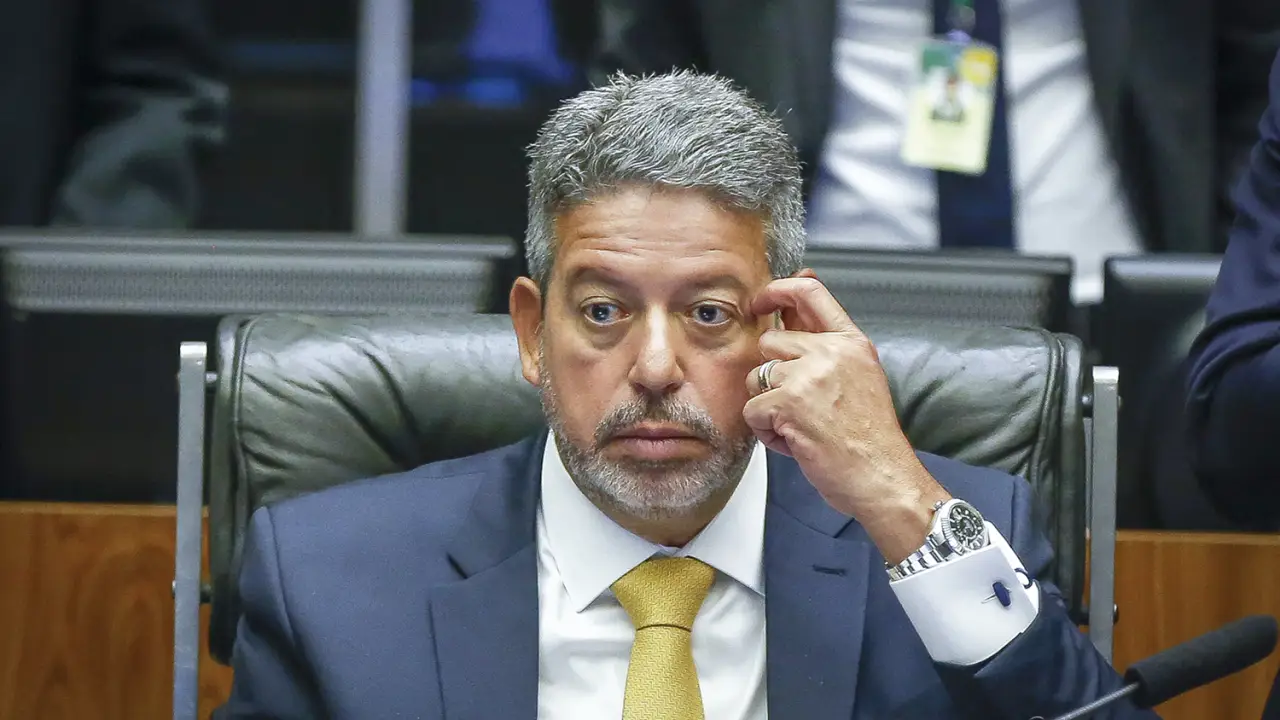 Sem sutilezas, Artur Lira tenta empurrar JHC para o abismo sem volta