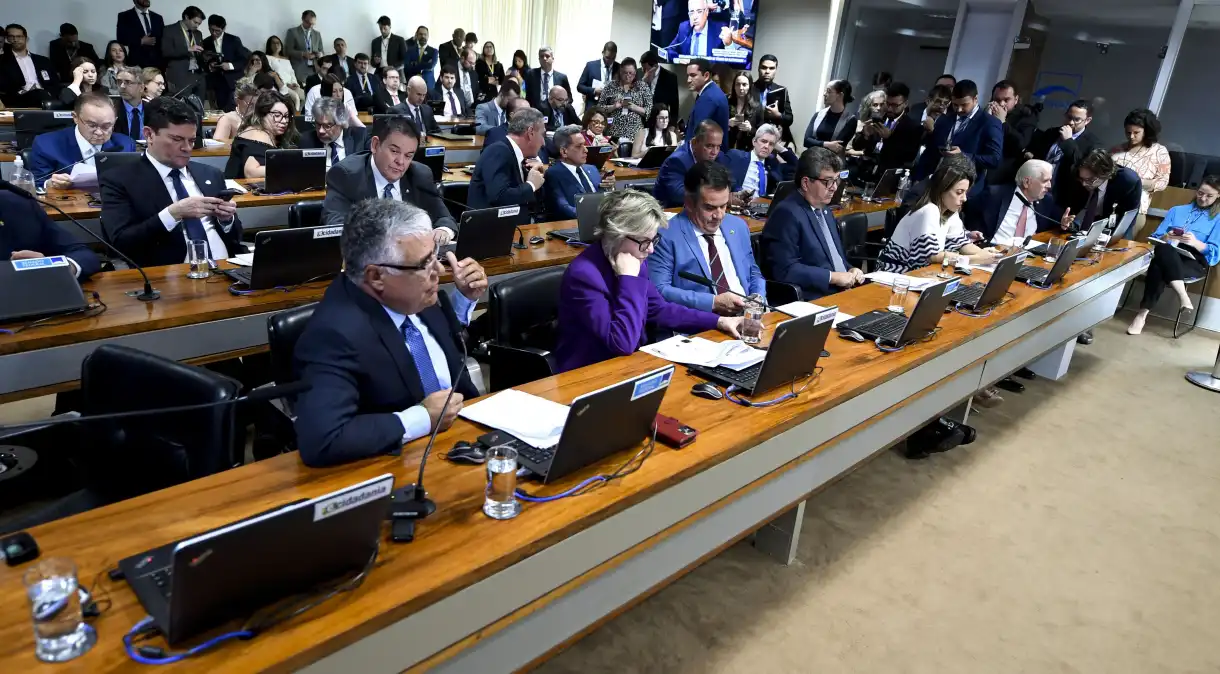 Comissão do Senado aprova isenção de FGTS e INSS para trabalhador já aposentado