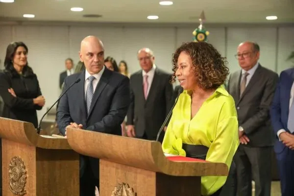 Em cerimônia lotada, primeira ministra negra do TSE toma posse