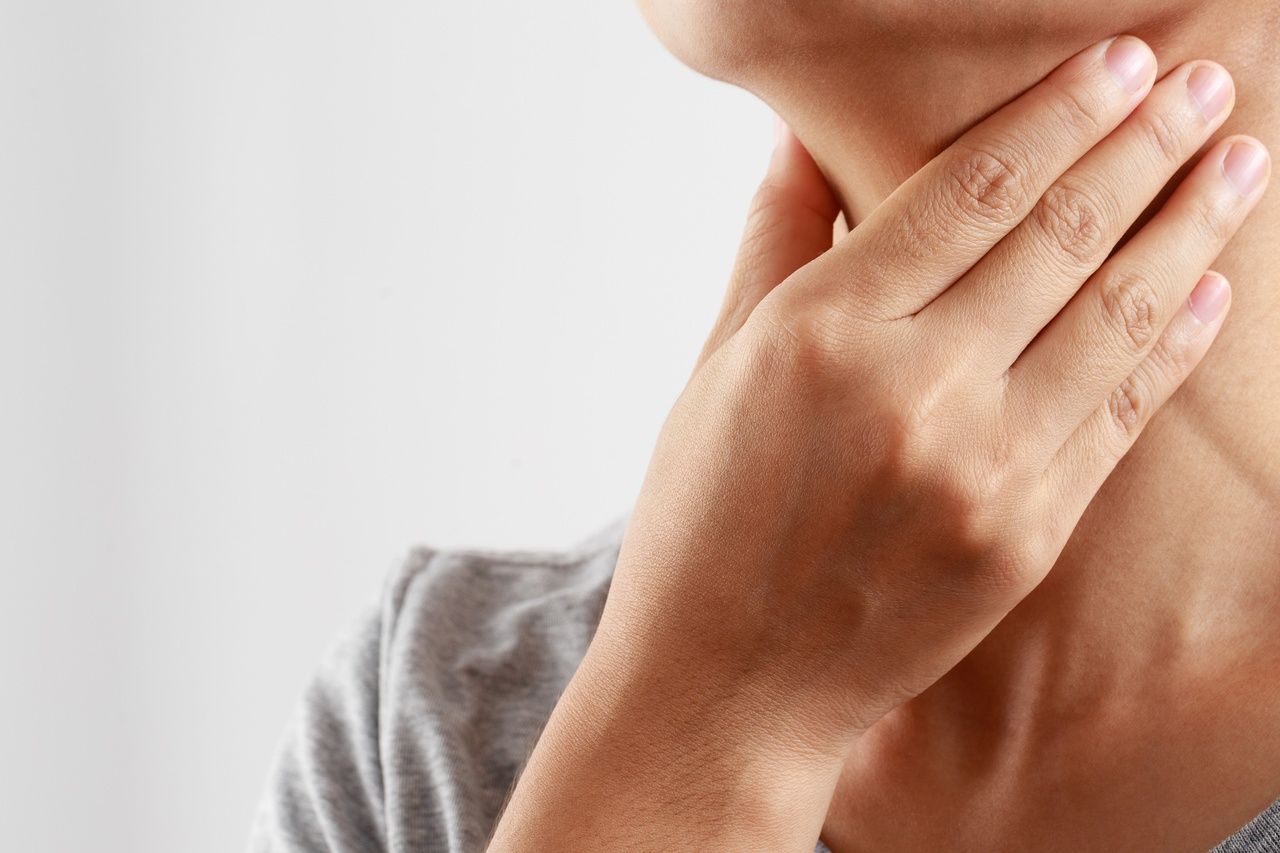 Coceiras na garganta podem indicar problemas respiratórios e até gástricos