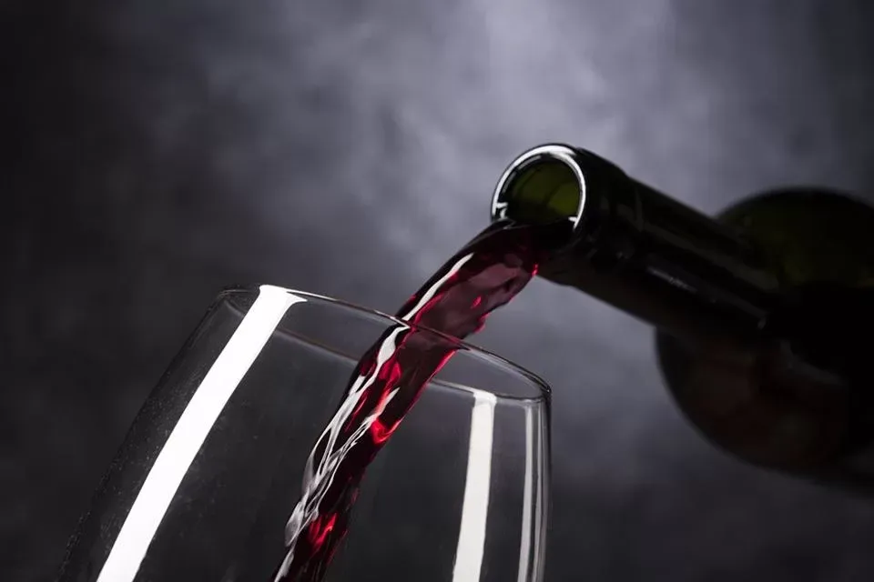 Tem dor de cabeça com só uma taça de vinho? Estudo explica por que