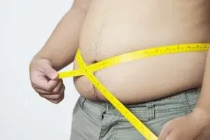 Gordura abdominal pode aumentar o risco de Alzheimer. Entenda