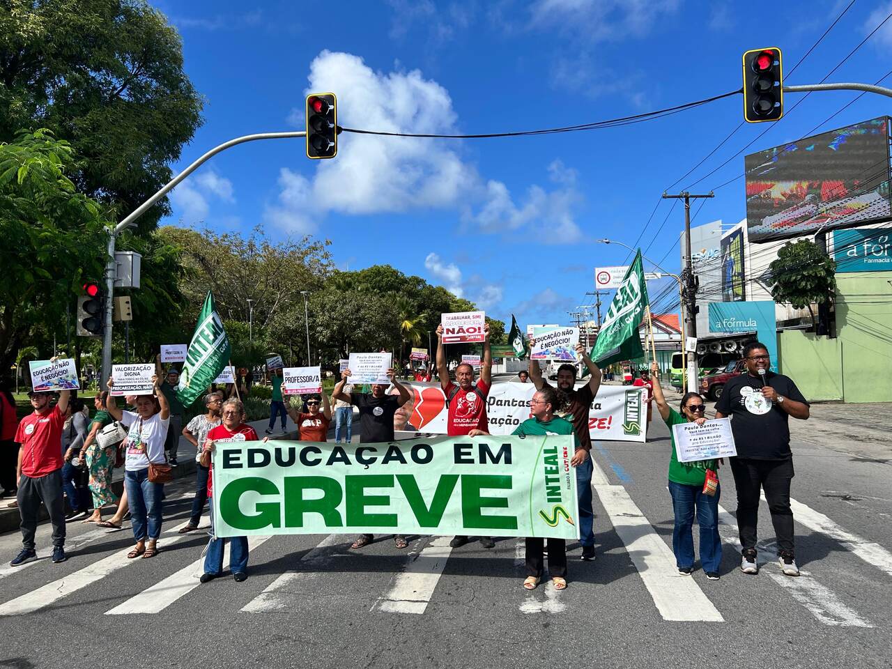 Sinteal realiza ação na Praça do Centenário em mais um dia de greve da rede estadual