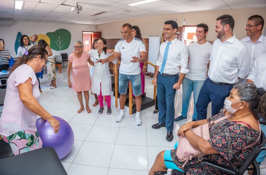 Prefeito JHC e Cafu visitam espaço Casa da Juventude no bairro do Prado