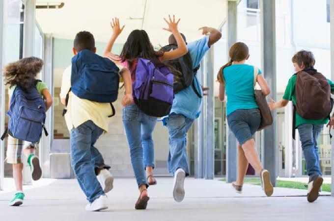 Cobrança de mensalidade escolar nas férias de julho