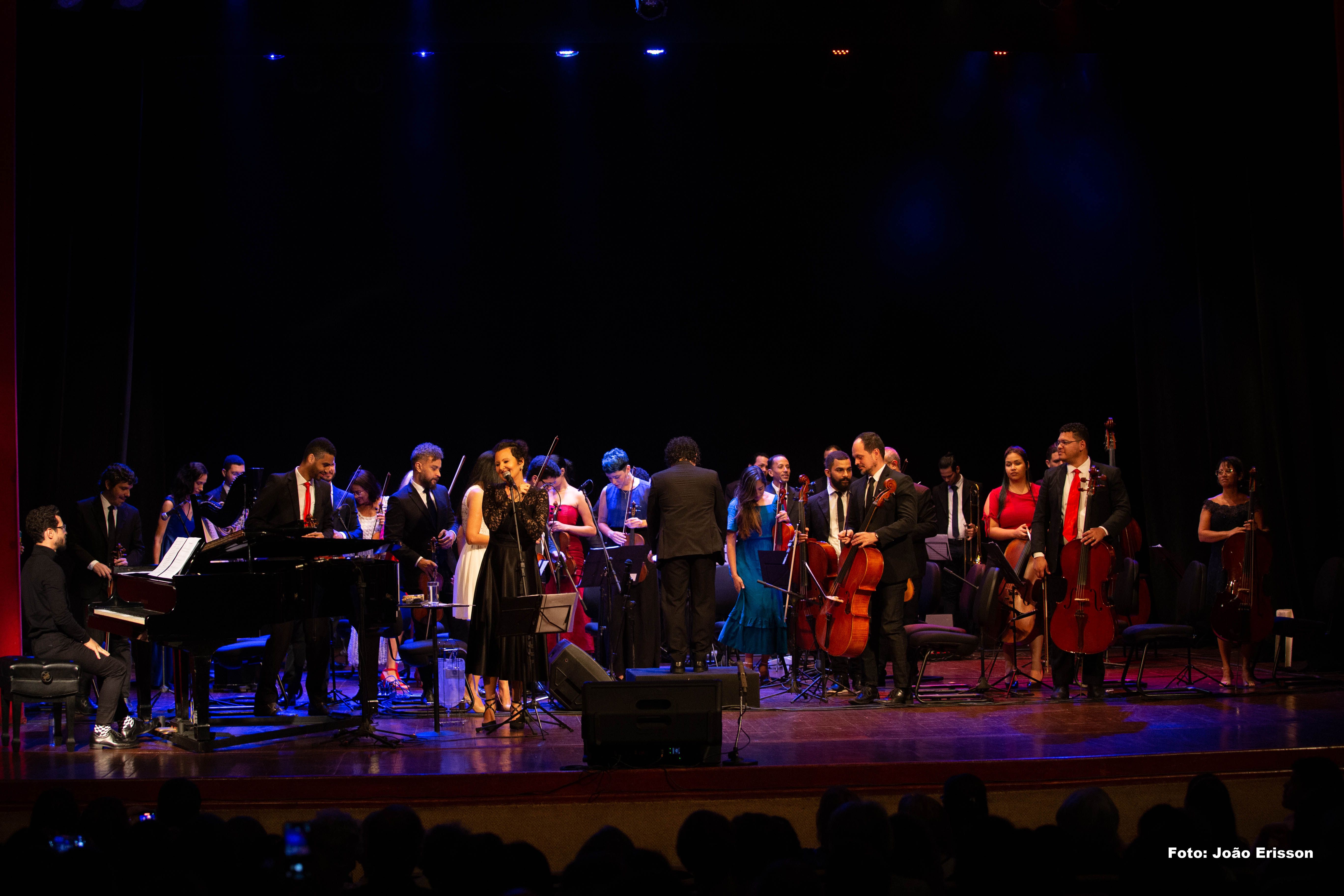 “Piafiana: Uma homenagem a Edith Piaf” a eterna ‘pequena pardal’, exaltando o amor no palco 