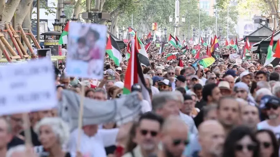 Centenas marcham em apoio aos palestinos em Barcelona