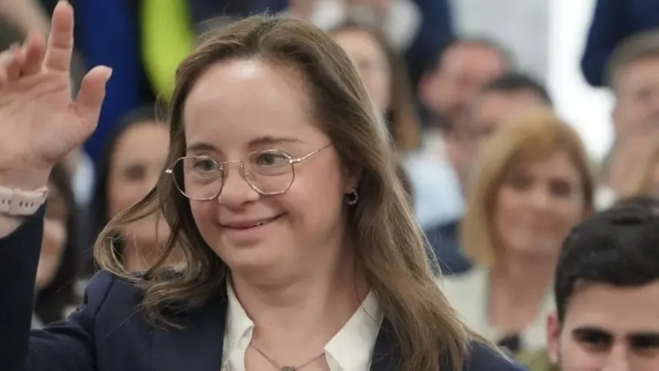 Quem é Mar Galcerán, a primeira deputada com síndrome de Down da Espanha