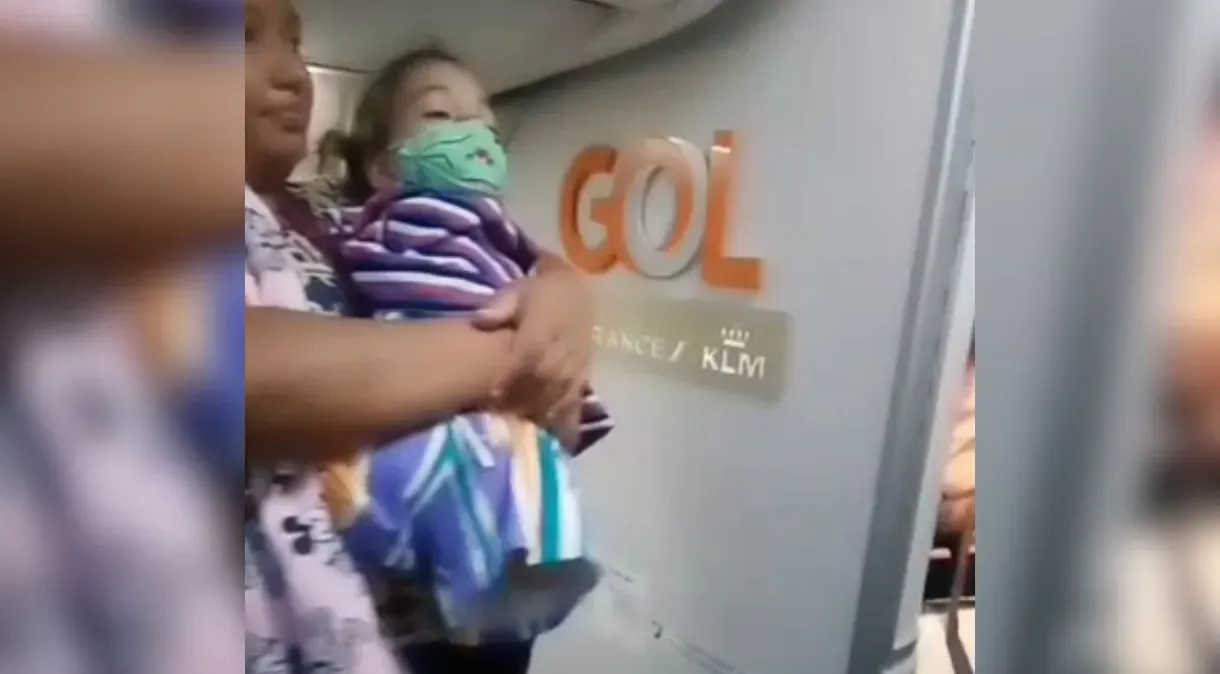 Criança sem braços e pernas é impedida de voar em SP; companhia aérea alega segurança
