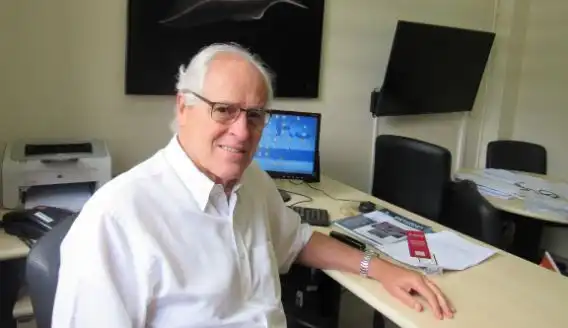 Médico brasileiro recebe prêmio internacional por pesquisas sobre Alzheimer