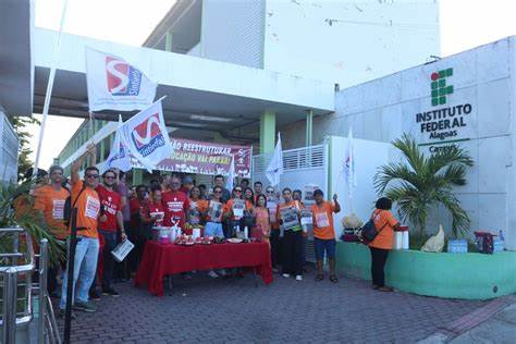 Professores e técnicos do Ifal entram em greve por tempo indeterminado