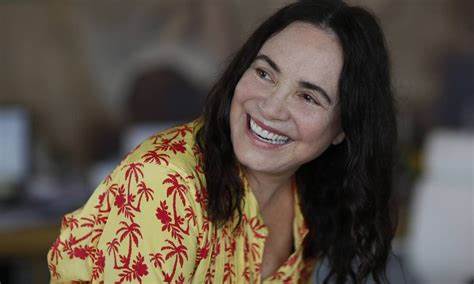 Aos 77 anos, Regina Duarte faz passeio de tirolesa com os netos