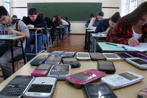 Governo prepara medida que proíbe o uso de celulares em escolas