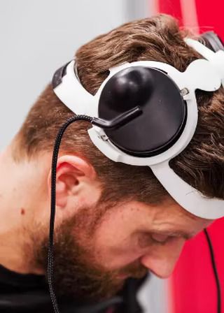Homem paraplégico volta a andar com a ajuda de implantes cerebrais e na coluna; entenda nova técnica
