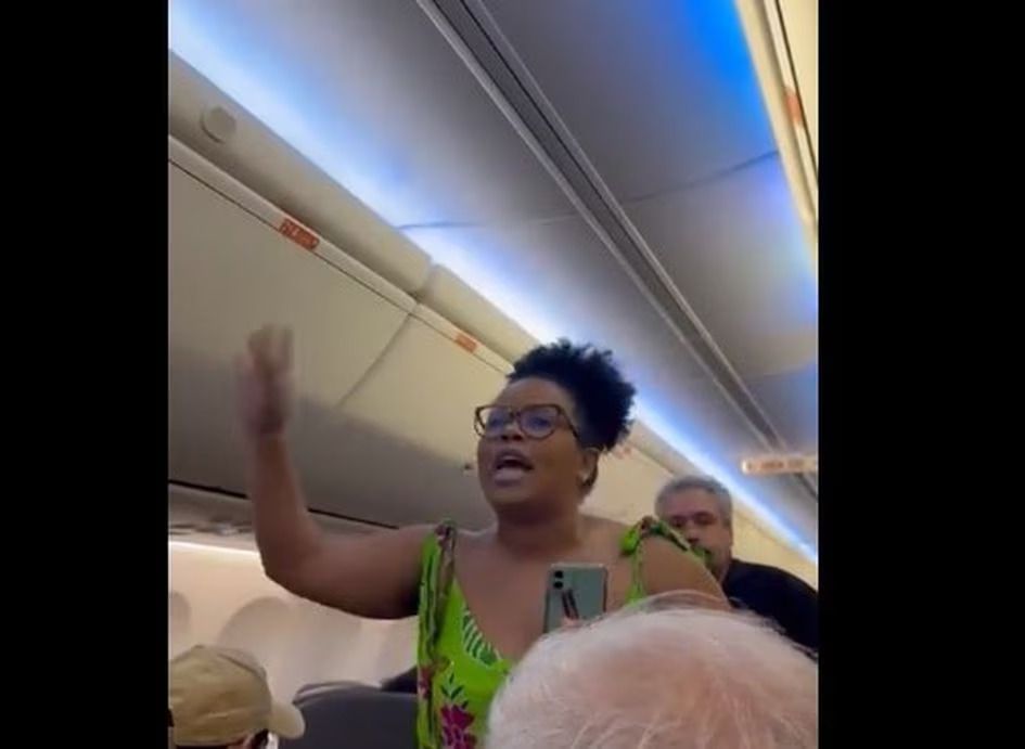 Mulher expulsa de voo: o que o passageiro pode levar como bagagem de mão?