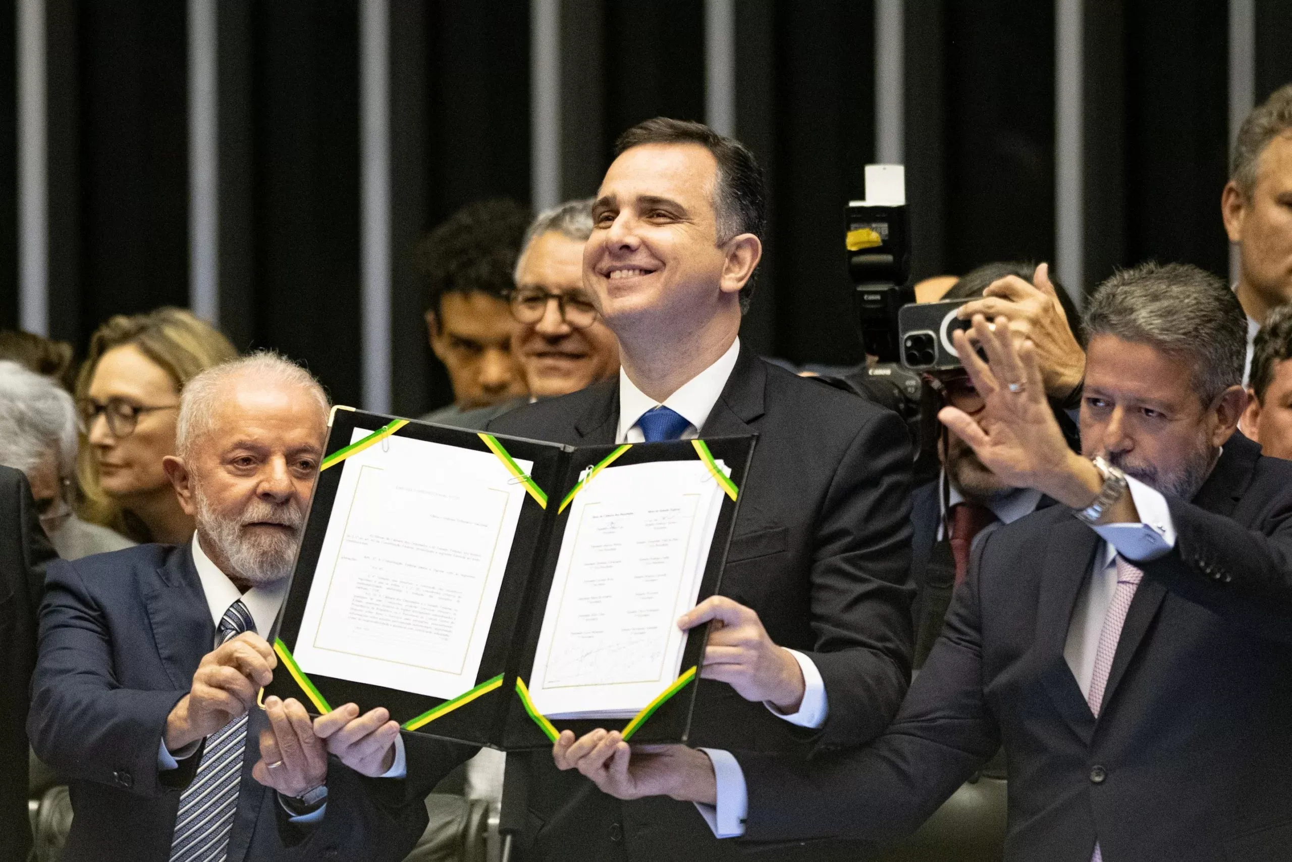 Após 30 anos de debate, Congresso promulga reforma tributária