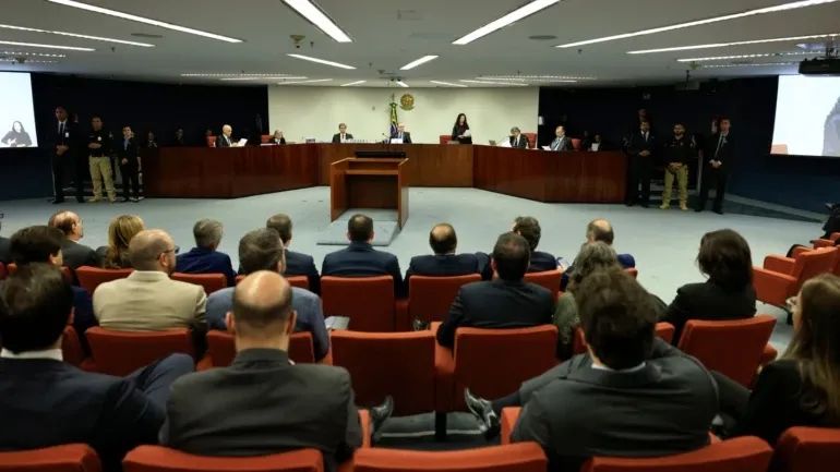 Por unanimidade, STF torna Bolsonaro e mais sete réus no inquérito do golpe
