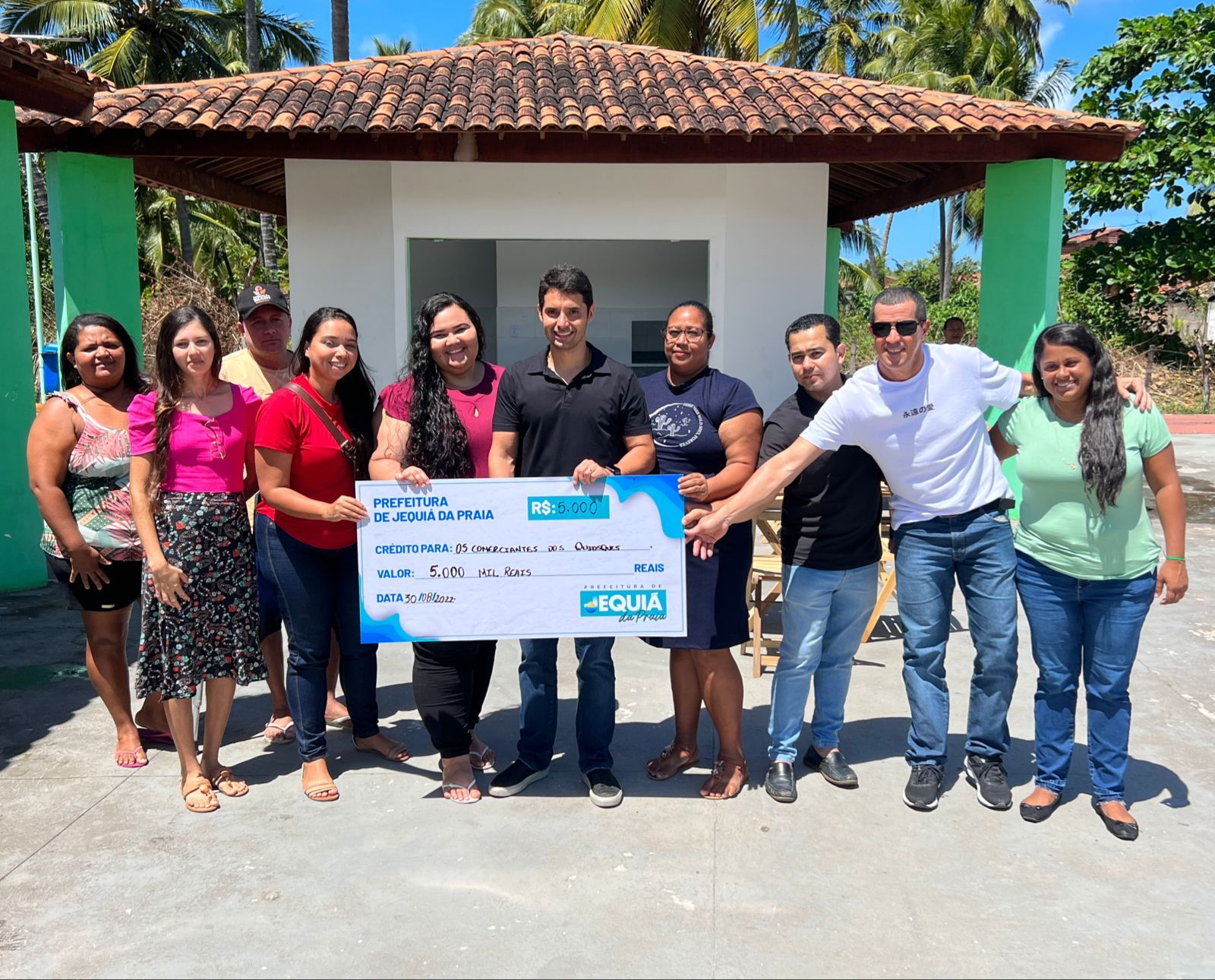 Prefeitura de Jequiá da Praia Realiza entrega de quiosques e auxílio de R$ 5 mil a comerciantes Jequiá da Praia